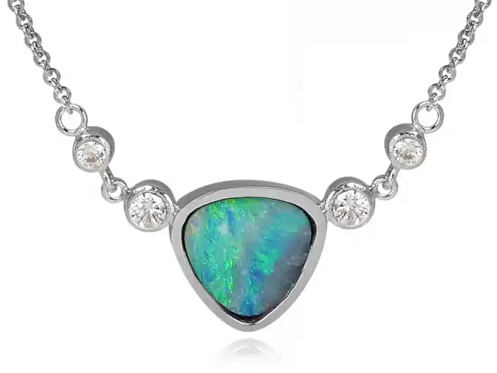 Collier Joana unique avec opale bleu-vert et cubics zirconiums en or blanc 10k pour femme Vente Flash