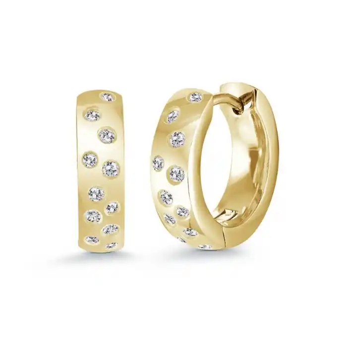 Boucles d’oreilles Auralys huggie asymétriques en acier inoxydable doré serties de zircons cubiques blancs Seulement Aujourd’hui