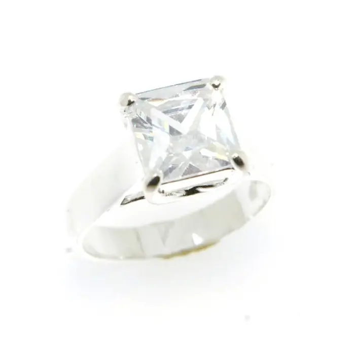 Quantité Limitée Bague argent 925/1000eoxyde blanc 3.50grs