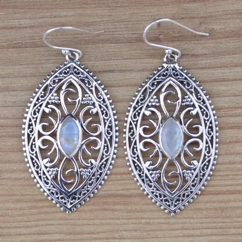 Soldes Grandes boucles d'oreilles en argent cisele et Pierre de lune (blanc)