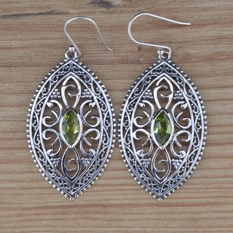Grandes boucles d'oreilles en argent cisele et Peridot (vert) Populaire