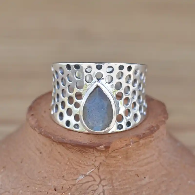 Anneau large ajoure en argent et pierre Labradorite T54 Solde