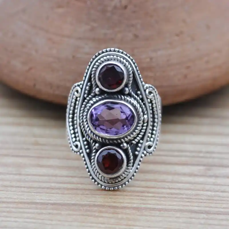 Livraison Mondiale Grosse bague en argent travaille et 3 pierres en Grenat et Amethyste (violet) (rouge) T58