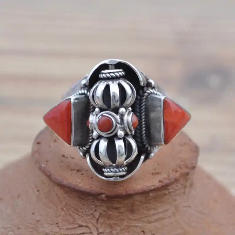 Achat Immédiat Superbe bague Dorje en argent et Corail reglable T55\\/58