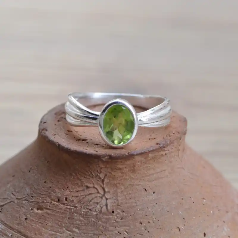 Offre Exclusive Bague anneau ajoure argent et pierre ovale facettee en Peridot (vert) T55