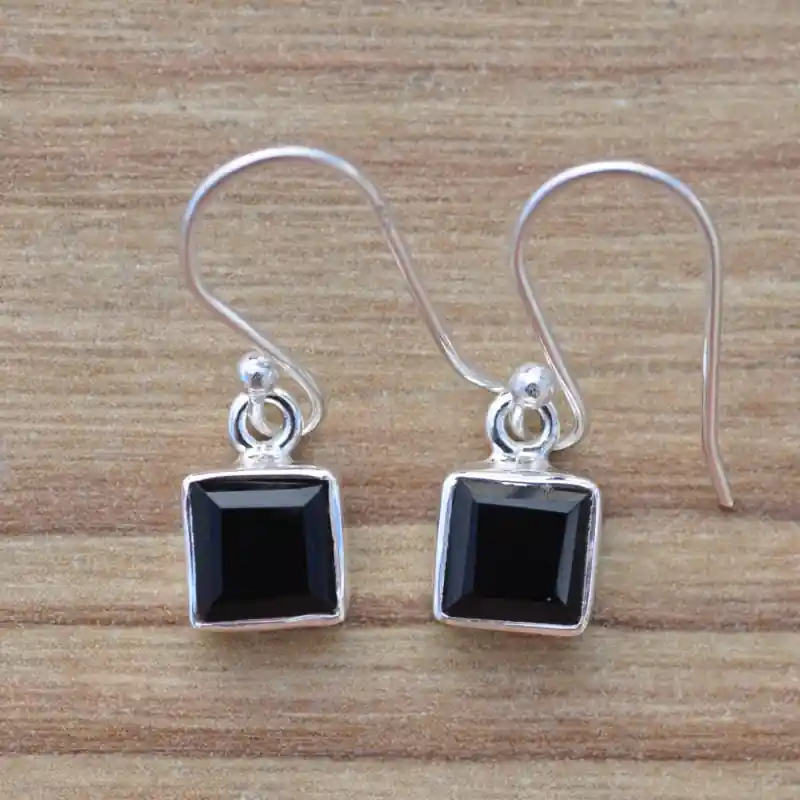 Petites boucles d'oreilles argent et pierre Onyx noir carree facettee Prix Promo