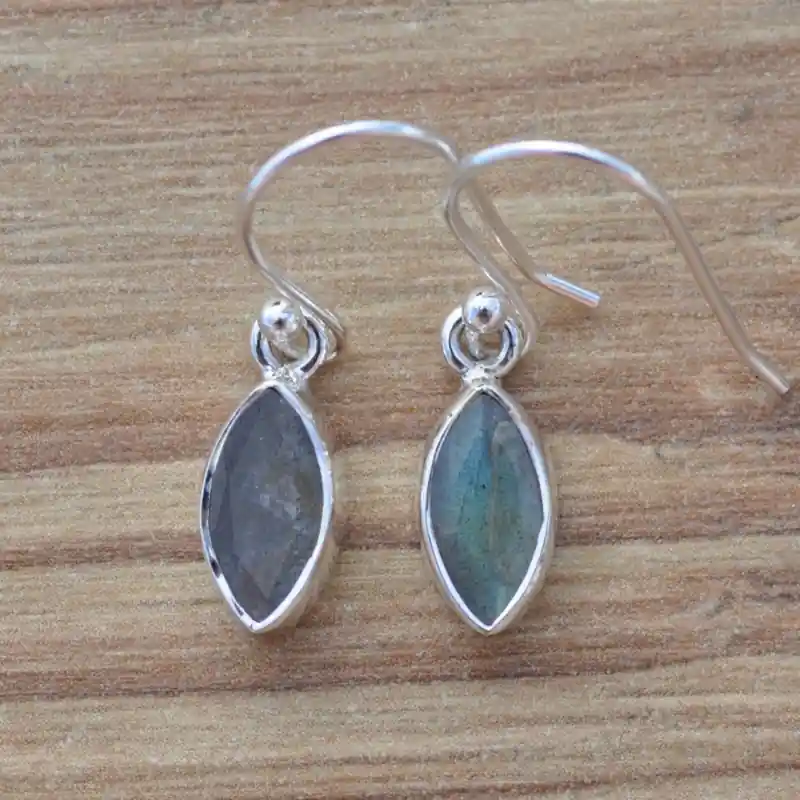 Solde Petites boucles d'oreilles en argent et pierre Labradorite navette facettee