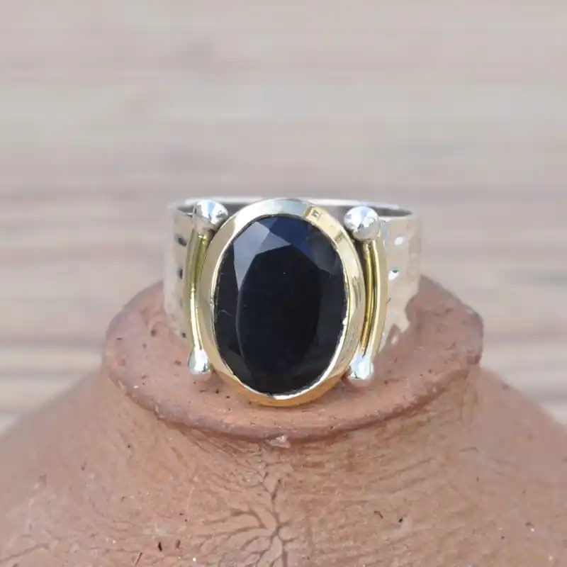 Commander Vite Bague argent martele et laiton dore avec une pierre ovale facettee en Onyx (noir) T54