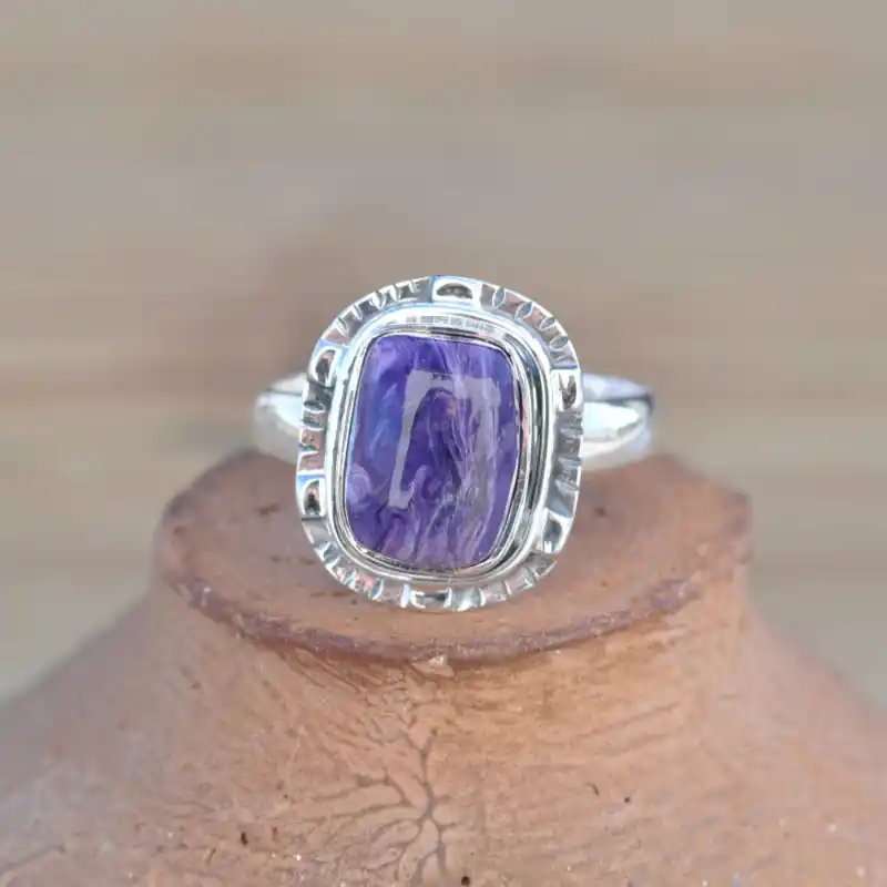 Usine Directe Bague fine pierre rectangulaire en Charoite et argent travaille (violet) T56