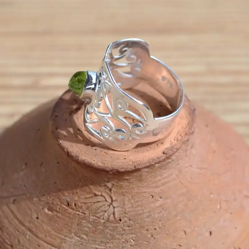 Usine Directe Bague argent ajoure pierre brute en Peridot (vert) T53