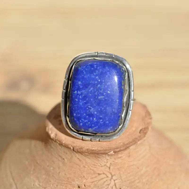 Affaire À Saisir Bague rectangulaire en Lapis lazuli sur monture argent cisele T54