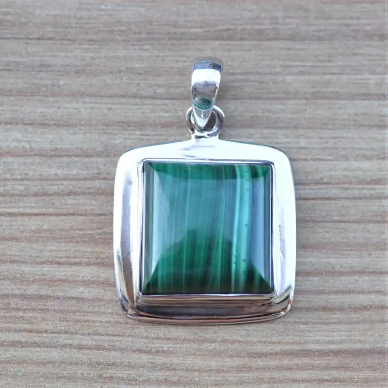 Seulement Aujourd’hui Pendentif carre en Malachite encerclee d'argent