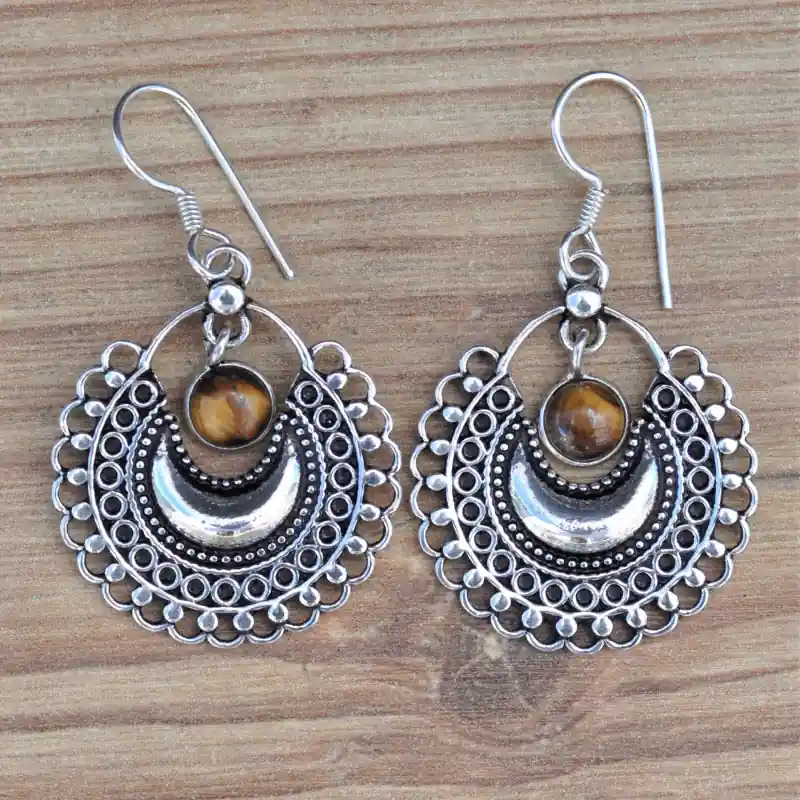 Prix Choc Boucles d'oreilles ajourees en argent travaille et petite pierre Oeil de tigre
