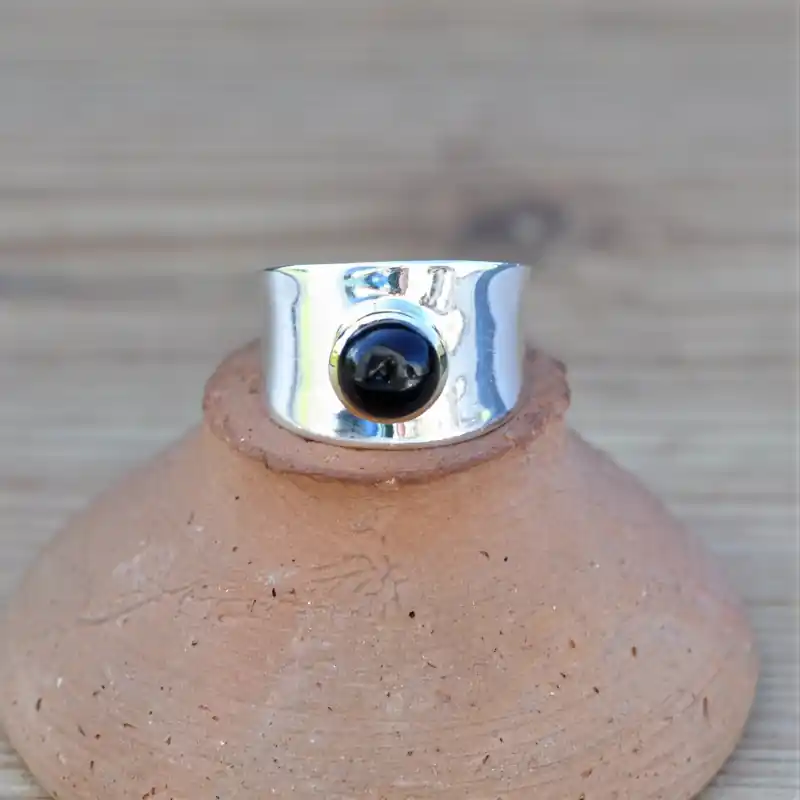 Achetez Aujourd’hui Anneau large en argent incurve et pierre en Onyx (noir) T60