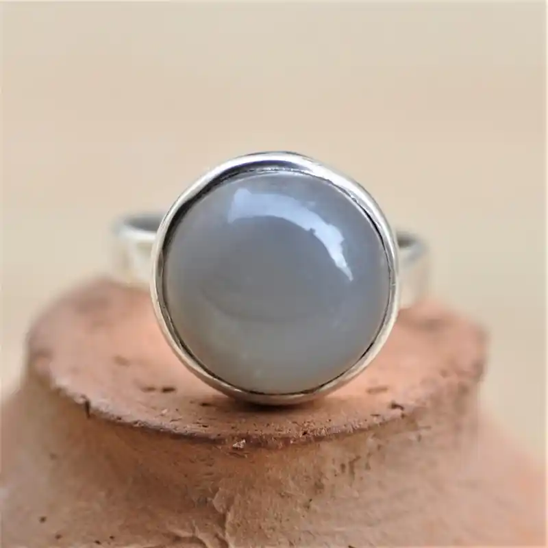 Tendance Bague ronde en argent et Pierre de lune grise bombee T58