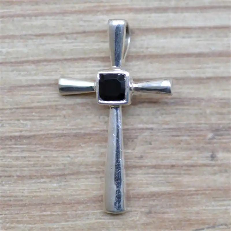 Promotion Saisonnière Petit pendentif croix fine en argent et pierre Onyx