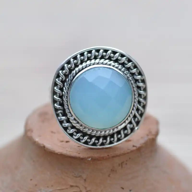 Soldes Belle bague ronde en argent cisele et pierre Calcedoine facettee T57