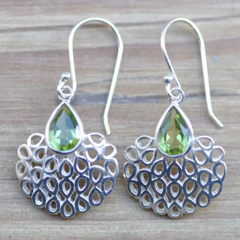 Tendance Boucles argent ajourees avec une pierre facettee en Peridot
