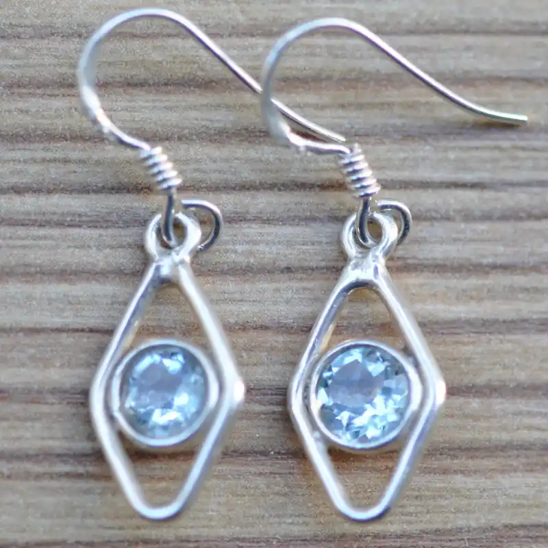 Produit De Marque Petites boucles d'oreilles en pierre Topaze bleue sur une monture fine en argent