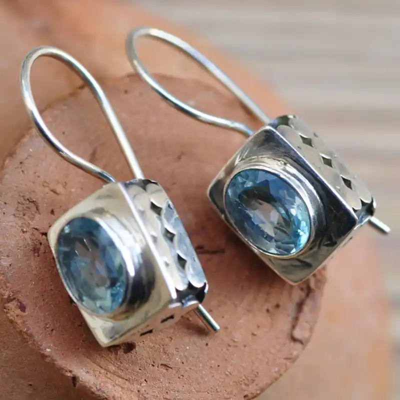 Quantité Limitée Petites boucles d'oreilles cube argent grave pierre Topaze bleue facettee