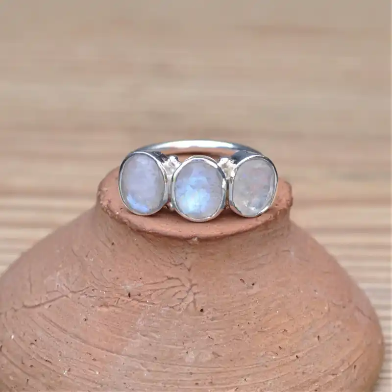 Affaire À Saisir Bague argent 3 Pierres de lune ovales facettees (blanc) T56