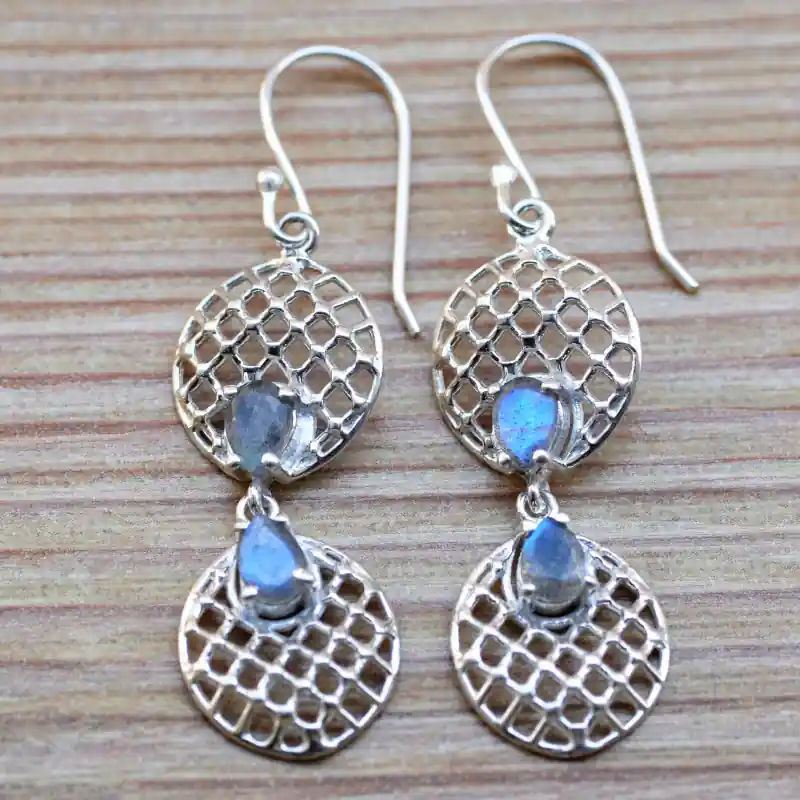 Prix Réduit Legeres boucles pendantes argent ajoure 2 pierres griffees en labradorite